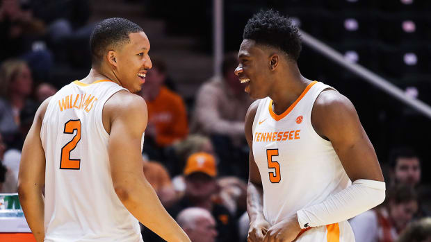 tennessee-basketball-grant-williams-admiral-schofield.jpg